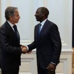 Blinken and Ruto shaking hands.